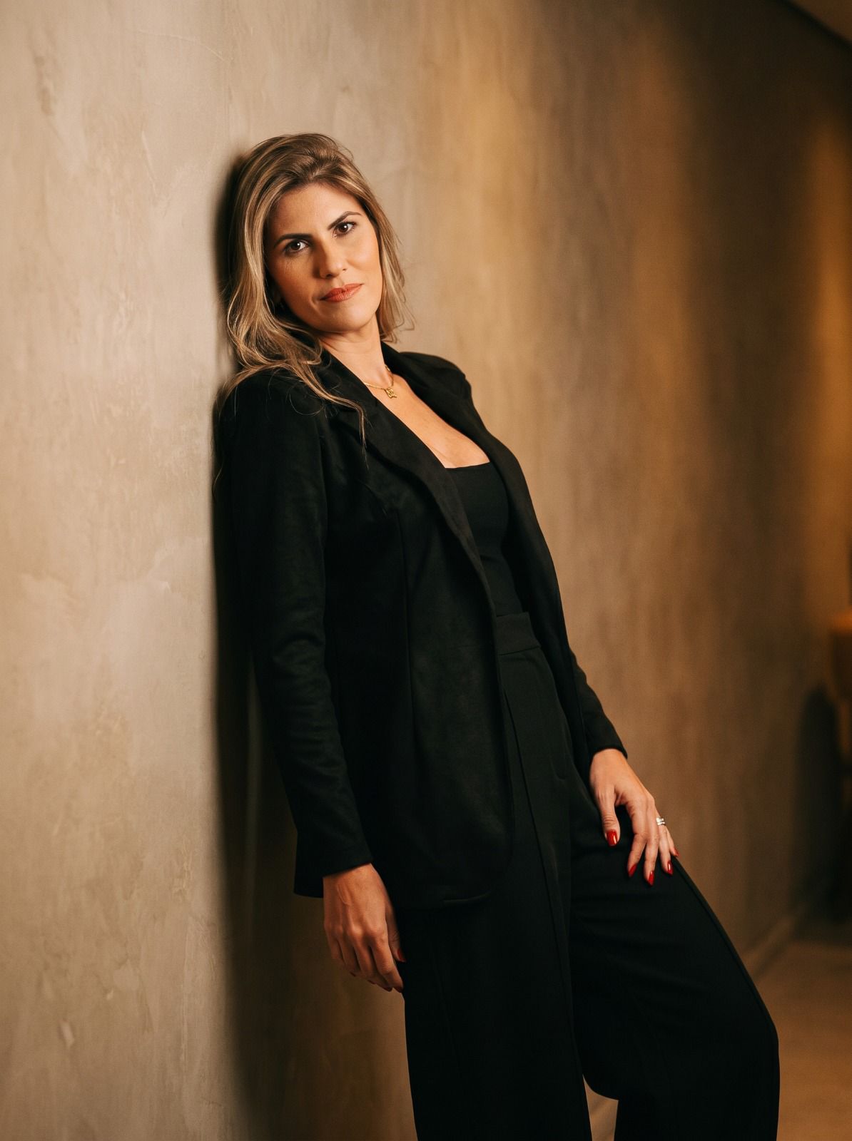 Dra. Shirley Farias em seu escritório